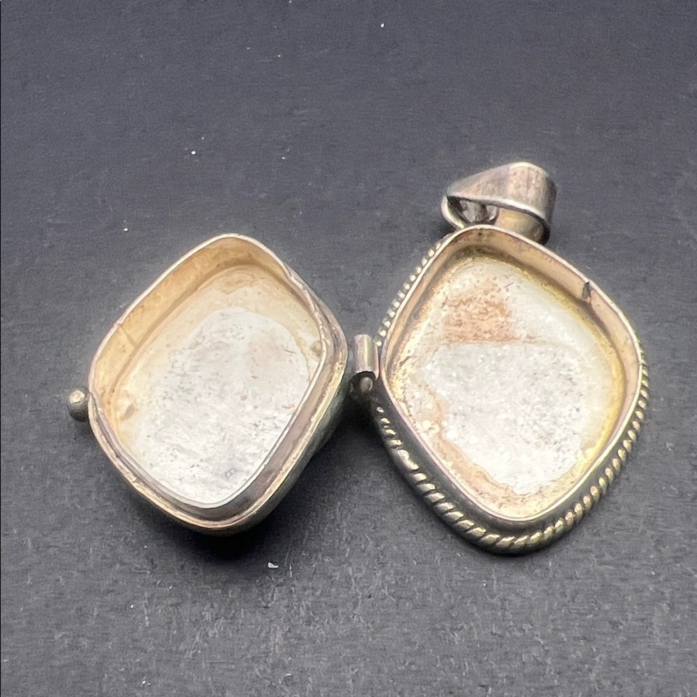 Vintage  Locket - Picture 2 of 3